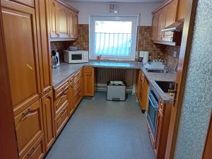 Η κουζίνα ή μικρή κουζίνα στο Ferienhaus Beim Wildenstein, 90qm +7 φωτογραφίες
