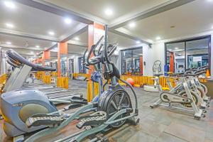 Fitness centrum a/nebo fitness zařízení v ubytování FabHotel 22 Squares Living Spaces - Nr Calangute Beach