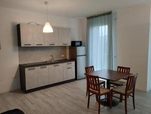 a kitchen and dining room with a table and chairs at Oltre le mura in Cittadella +10 photos