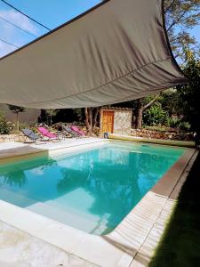 Bazén v ubytování chambres d'hôtes en rez de villa avec piscine nebo v jeho okolí