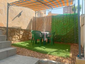 Zahrada ubytování Casa MYA con terreno privado y parking compartido - a 800m de Playa Poniente