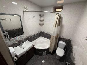 une salle de bain avec un lavabo et des toilettes dans l'établissement Hotel POYI KALON terrace حلال, à Boukhara 44 autres photos