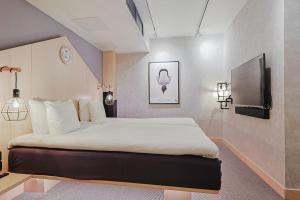Uma cama ou camas num quarto em Hotel With Urban Deli