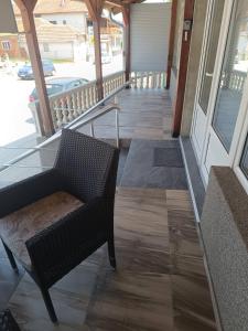 Un balcón o terraza de Apartman Lara