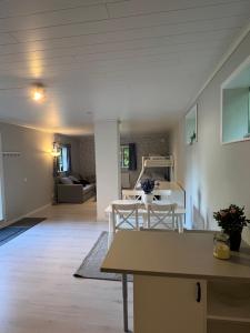 Kuchyň nebo kuchyňský kout v ubytování Nyrenoverad stuga på Mellersta Öland