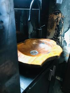 チェルノモレツにあるВила ОмниЯのバスルーム(木製シンク、蛇口付) +40枚の写真