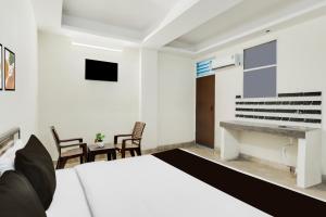 TV a/nebo společenská místnost v ubytování HOTEL O RAJ STAY