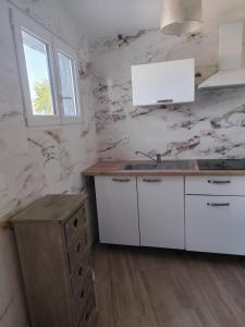 Kuchyňa alebo kuchynka v ubytovaní Mimosas - villa