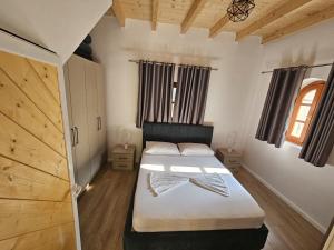 Postel nebo postele na pokoji v ubytování PineSide Rooms