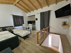 TV a/nebo společenská místnost v ubytování PineSide Rooms