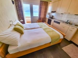 Cucina o angolo cottura di Hotel Lakeview bei Interlaken
