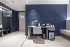 Příslušenství pro přípravu čaje a kávy v ubytování Atour Light Hotel Beijing West Station North Square