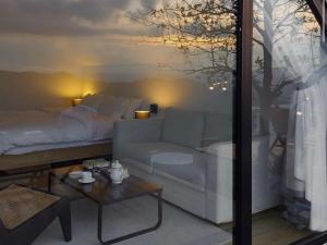 un soggiorno con un divano e un letto di Tramont a Ban Huai Khai Altre 15 foto