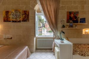 een slaapkamer met een bed en een raam bij Il Sogno e La Stella in Matera