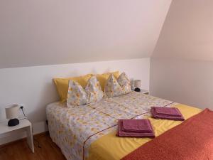 une chambre avec un lit avec deux serviettes dessus dans l'établissement Florence Studio, à Varna