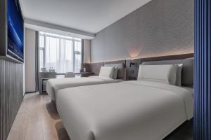 Postel nebo postele na pokoji v ubytování Beijing Fengtai Headquarters Base Light Hotel