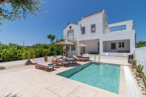 Bazén v ubytování Summer Dream Villa nebo v jeho okolí