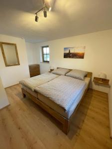 En eller flere senge i et værelse på Ferienwohnung Rosenweg