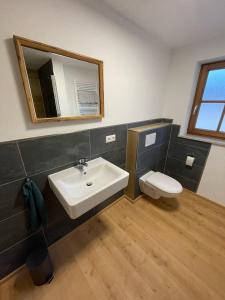 Et badeværelse på Ferienwohnung Rosenweg + 8 billeder