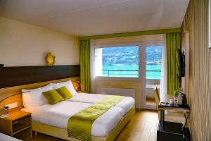 Letto o letti in una camera di Hotel Lakeview bei Interlaken