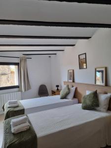a bedroom with two beds and a window at Les Ametlles in Masarach