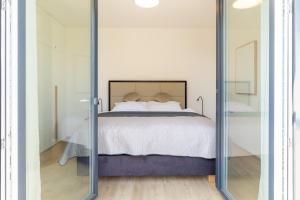 A bed or beds in a room at SOLARIS APARTMÁNY Pálava