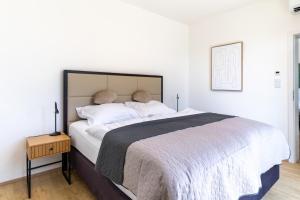 A bed or beds in a room at SOLARIS APARTMÁNY Pálava