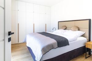 A bed or beds in a room at SOLARIS APARTMÁNY Pálava