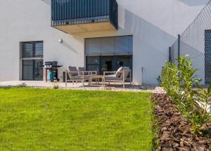 A garden outside SOLARIS APARTMÁNY Pálava
