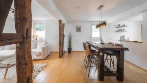 Una sala de estar con una mesa de madera y un sofá. en Gelbach Living, en Montabaur