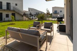 A seating area at SOLARIS APARTMÁNY Pálava