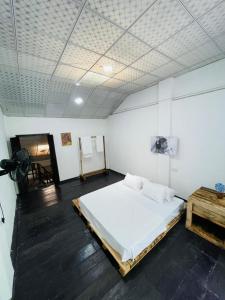 a bedroom with a large bed in a room at Rani Homestay & Restaurant in Gampola