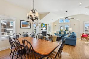 Un comedor y una sala de estar con mesa y sillas. en 6095 - Blessed, en Nags Head