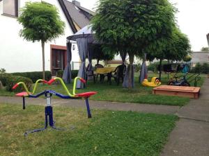 un patio con parque infantil y equipo de juegos en Ferienwohnung am Haff, en Grambin