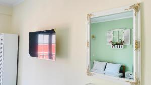 uno specchio a parete accanto a una stanza di Orea Boutique Studios a Asprovalta
