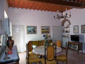 een eetkamer met een tafel en stoelen in een kamer bij Casa David in Calci