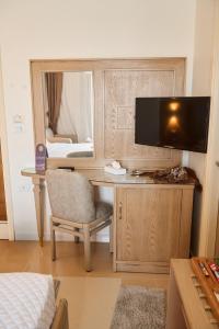 A television and/or entertainment centre at Teba Hotel Ras Elbar