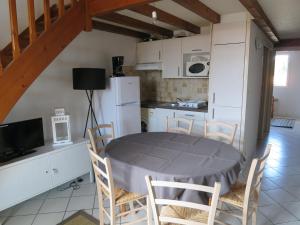 a kitchen and dining room with a table and chairs at Les Flots Bleus Etage in Biscarrosse-Plage