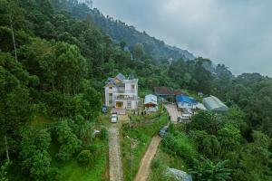an aerial view of a house in the middle of a mountain at Keanas Lamahatta Homestay By StayApart in Takdāh