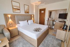 A bed or beds in a room at Teba Hotel Ras Elbar