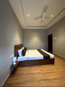 Postel nebo postele na pokoji v ubytování Hotel currency inn
