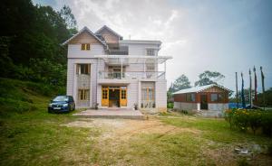 a house with a car parked in front of it at Keanas Lamahatta Homestay By StayApart in Takdāh +17 photos