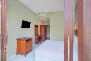 TV a/nebo společenská místnost v ubytování Collection O Bali near Sanur Beach formerly Akarsa Kokoro