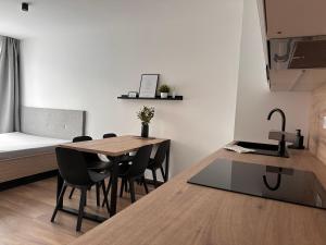 una cucina e una sala da pranzo con tavolo e sedie di SORRY-HORY Apartmán Dolní Morava a Dolní Morava Altre 23 foto