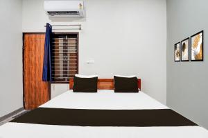 a bedroom with a bed and a window at Hotel O Vikas INN 2 in Bāra Banki +31 photos