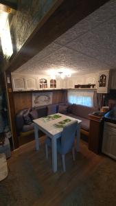 Posezení v ubytování Zlatiborska Brvnara Rebic Mountain House