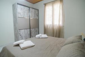 a bedroom with a bed with two towels on it at Casa Irene in Agalás