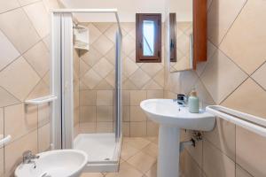 un baño con lavabo y ducha en Il Giardino Dei Gelsi Otranto, en Otranto