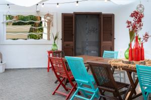 Un comedor con mesa y sillas de madera. en Il Giardino Dei Gelsi Otranto, en Otranto 28 fotos más