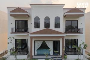 Gallery image of StayVista at Eleganza Villas with BBQ, Lawn, Bonfire in Jaipur